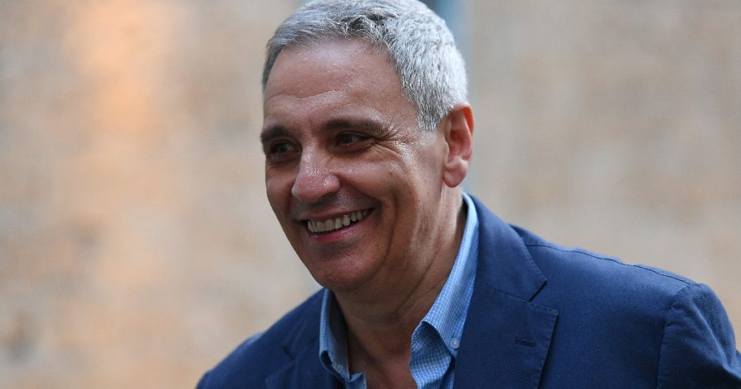 Maurizio De Giovanni torna col commissario Ricciardi: “L’infarto mi ha tolto spensieratezza, ma mi ha ricordato di non rimandare mai”