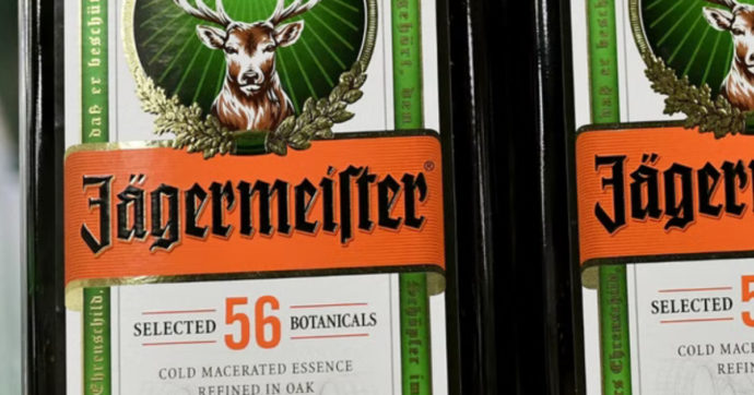 Beve una bottiglia di Jägermeister in due minuti e muore: la drammatica ‘gara’ di binge drinking