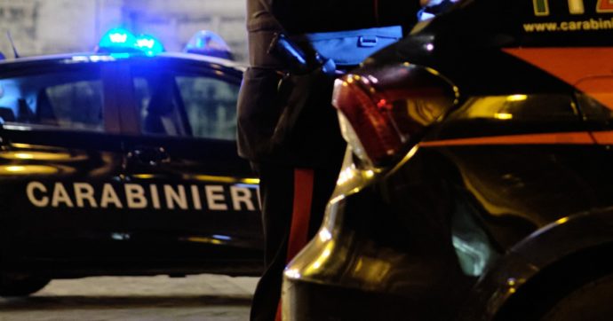 Firenze, bambino di 10 anni chiama il 112: “Papà sta picchiando la mamma”. I carabinieri salvano la donna e i figli