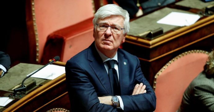 “Archiviare l’indagine per corruzione su Paolo Romani”: la richiesta dei pm di Milano sull’ex senatore di Forza Italia