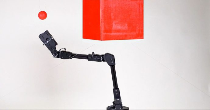 Sviluppato un robot in grado di immaginare il proprio corpo e capace di relazionarsi con la sua immagine