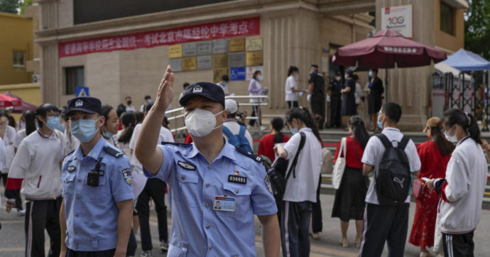 Cina, milioni di persone tornano in lockdown. Capital economics: “Focolai Covid in 41 città che producono il 41% del pil”