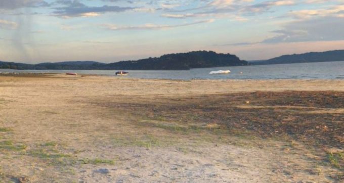 Un torneo di calcetto dove prima c’era il Lago Maggiore: il campo nato per colpa della siccità