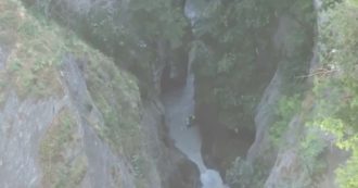 Copertina di Valle d’Aosta, il Soccorso alpino salva 5 giovani turisti in difficoltà nell’orrido di Introd. Calati 100 metri di corda da un elicottero