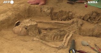 Copertina di Waterloo, rinvenute ossa umane due secoli dopo la battaglia: gli archeologi al lavoro – Video
