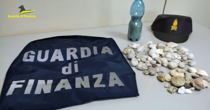 Sardegna, spiagge depredate: continuano i furti. Un uomo trovato con più di cento ciottoli nel bagagliaio