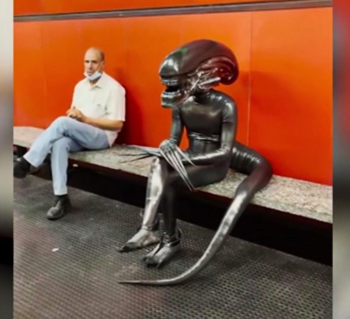 Milano, lo xenomorfo di Alien aspetta la metro tra i passeggeri esterrefatti: il video del Piccolo Teatro diventato virale