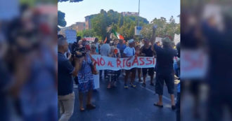 Copertina di Rigassificatore a Piombino, il corteo per dire no all’impianto: ci sono bandiere M5s, Lega e Pd e il sindaco di FdI – Video