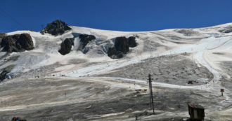Copertina di Crepacci, rivoli d’acqua e pochissima neve: il ghiacciaio del Plateau Rosa è irriconoscibile – Video
