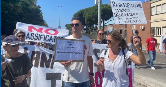 Piombino, corteo bipartisan contro il rigassificatore