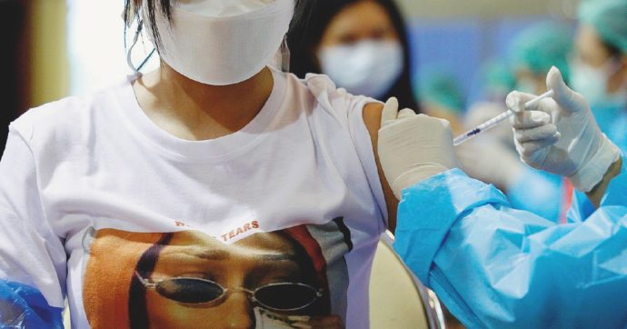 Vaccino: nel 40% dei casi alterato il ciclo mestruale