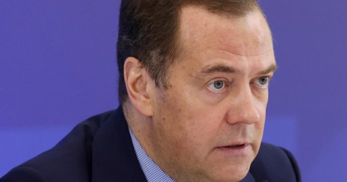 Ucraina, Medvedev: “Se Kiev attacca la Crimea, arriverà una risposta da fine del mondo”. Zelensky: “Noi non ci arrendiamo”