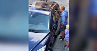 Copertina di Toscana, Raikkonen disseta un cane chiuso in auto riempiendo d’acqua una coppetta gelato – Video