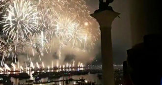 Copertina di Venezia, in 100mila per la festa del Redentore: lo spettacolo pirotecnico in Laguna – Video