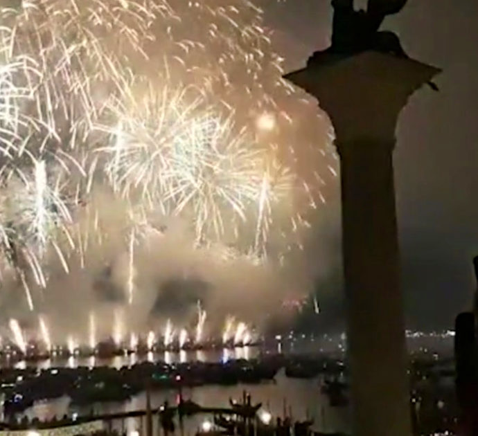 Venezia, in 100mila per la festa del Redentore: lo spettacolo pirotecnico in Laguna – Video