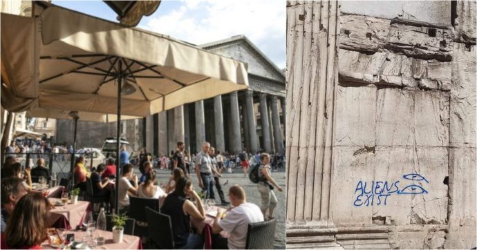 Roma, i vandali sfregiano il Pantheon con una scritta sul muro: “Gli alieni esistono”