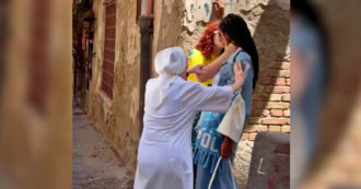 Copertina di Napoli, la suora divide due ragazze che si stanno baciando. Poi inveisce: “È il diavolo” – Video