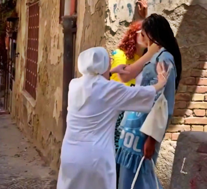 Napoli, la suora divide due ragazze che si stanno baciando. Poi inveisce: “È il diavolo” – Video