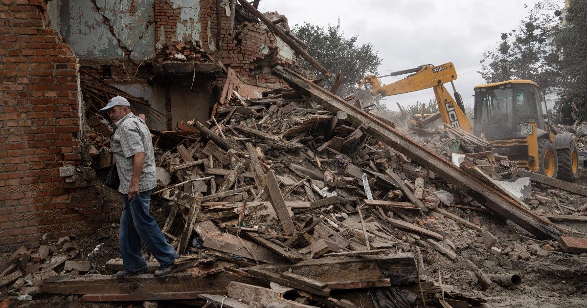 Zelensky rimuove il capo della sicurezza. Cremlino: “Presto accordo con Iran”. E poi Putin: “Impossibile sviluppo se isolati dal mondo”