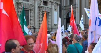 Copertina di Milano, alla manifestazione “senza partiti” per Draghi sventolano bandiere di Italia Viva, Azione e +Europa – Video