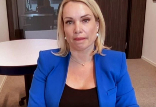 Mosca, arrestata e rilasciata la giornalista russa del cartello “No War” esposto in diretta nazionale. Lei su Facebook: “Va tutto bene”