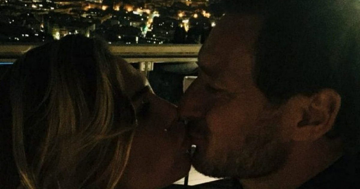 “La prima foto pubblica di un bacio tra Totti e Noemi Bocchi” altro non è che una gigantesca fake news