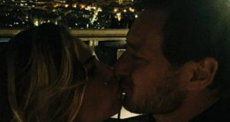 Copertina di “La prima foto pubblica di un bacio tra Totti e Noemi Bocchi” altro non è che una gigantesca fake news