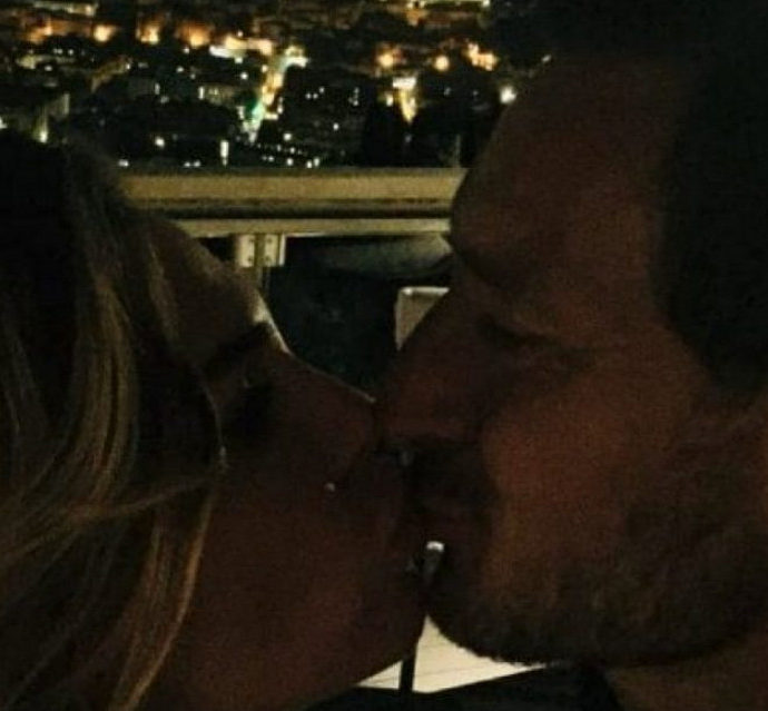 “La prima foto pubblica di un bacio tra Totti e Noemi Bocchi” altro non è che una gigantesca fake news