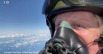 Copertina di Boris Johnson in versione “Top Gun” sfreccia nei cieli inglesi a bordo di un jet da combattimento: il video