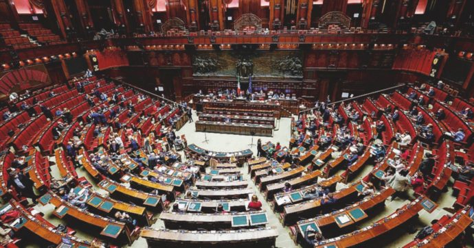 Subito rissa per le poltrone  dei  laici