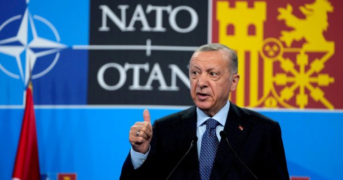 Nato, Erdogan gela Svezia e Finlandia