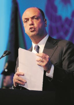 Alfano ‘brucia’ i magistrati. Il ministro finisce all’indice