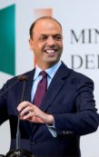 Copertina di Panico, Alfano twitta ancora: “Siamo campioni”