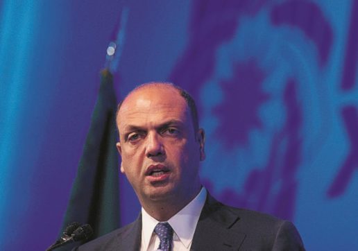 Caro Alfano, vuole gli applausi? Si dimetta