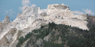 Copertina di Apuane, le ruspe cancellano i monti