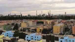 Copertina di A Taranto respira solo il commissario