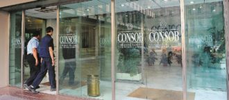 Copertina di Denuncia a Renzi: “Vegas alla Consob assume gli amici”