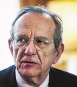 Copertina di Padoan annuncia: “È ora di tagliare le tasse”  ma potrebbe trasferirsi presto a Bruxelles
