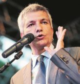 Copertina di Cari amici di Sel, a forza  di giravolte si rischia la labirintite