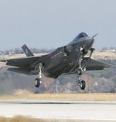 Copertina di Arriva la Pinotti, l’F-35 si rompe