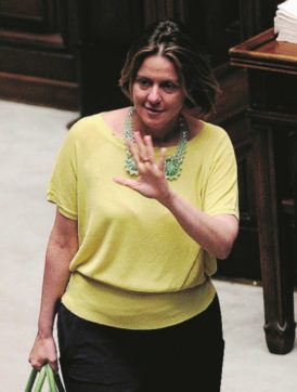 Turbo-ministra  a favore di telecamera