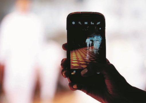 Chi ti odia sui social non riesce a smettere di guardarti. Sull’ossessione digitale e il prezzo che si paga