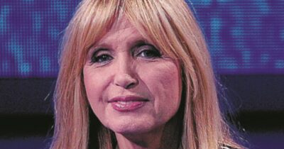 Copertina di “Fabrizio si controllava ogni anno, eppure. Durante le prove del tour gli vennero forti dolori, buttò a terra la chitarra. All’ospedale gli dissero ‘le restano tre mesi di vita’”: Dori Ghezzi racconta