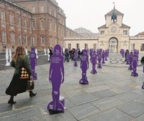 Copertina di Carceri, stalker a piede libero