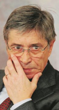 Errani condannato si vuole dimettere ma il pd lo trattiene