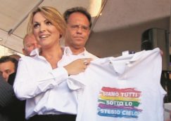 Copertina di Pascale pro gay:  “Le battute  di Silvio?  Non mi fanno ridere”
