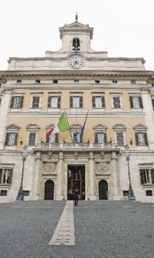 Camera, “solo per la patria”  La vita agra dei dipendenti