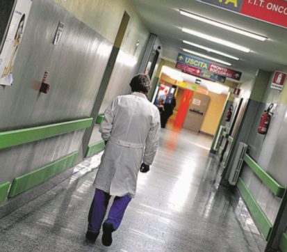 Non possono andare al lavoro né farlo a casa. Migliaia di fragili lasciati di nuovo nel limbo: “Meloni ha promesso tutele, il tempo stringe”