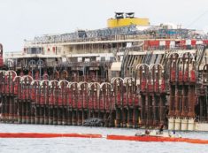 Copertina di La Concordia riaffiora tra le polemiche