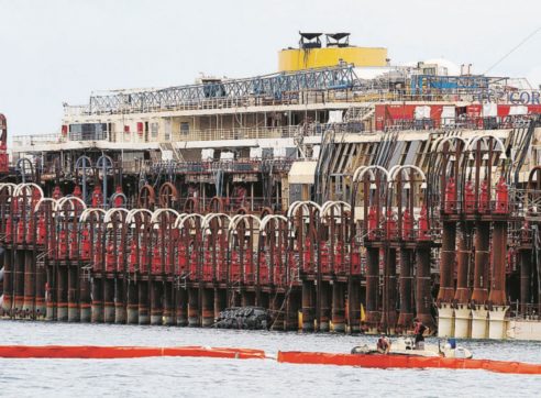 La Concordia riaffiora tra le polemiche